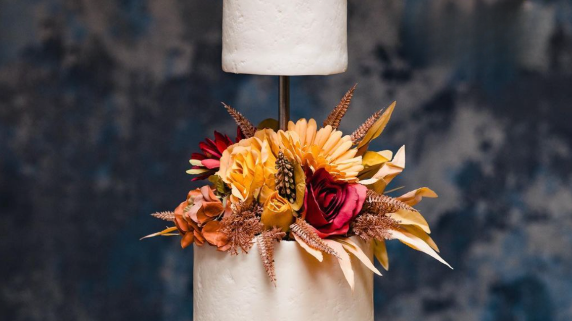 Autumn Botanical Wedding Cakes: Foliage, Form and the Stands That Support Them