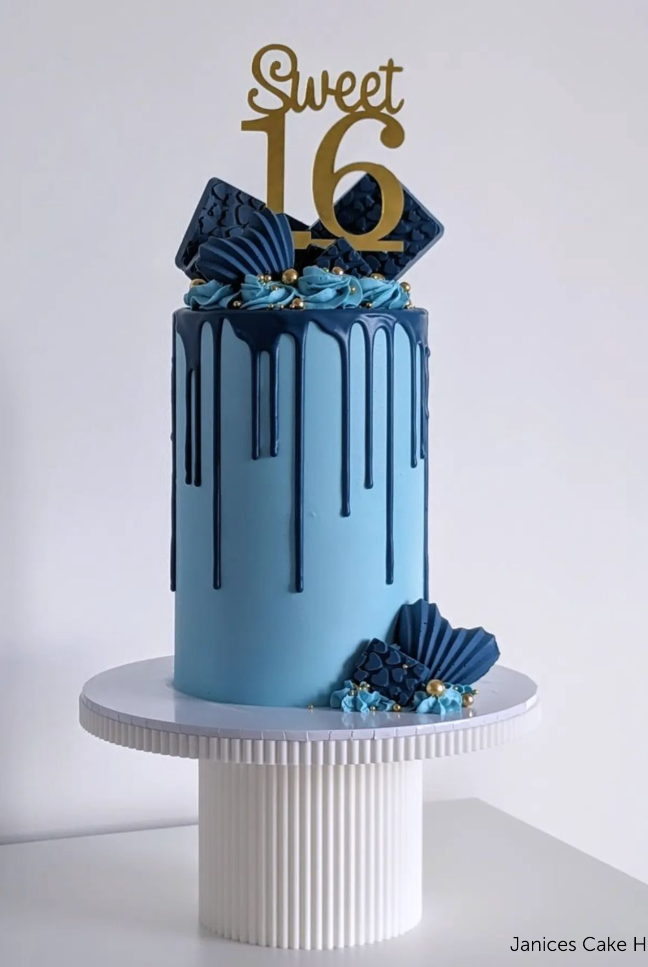 Round Reeded Cake Stand - Prop Options