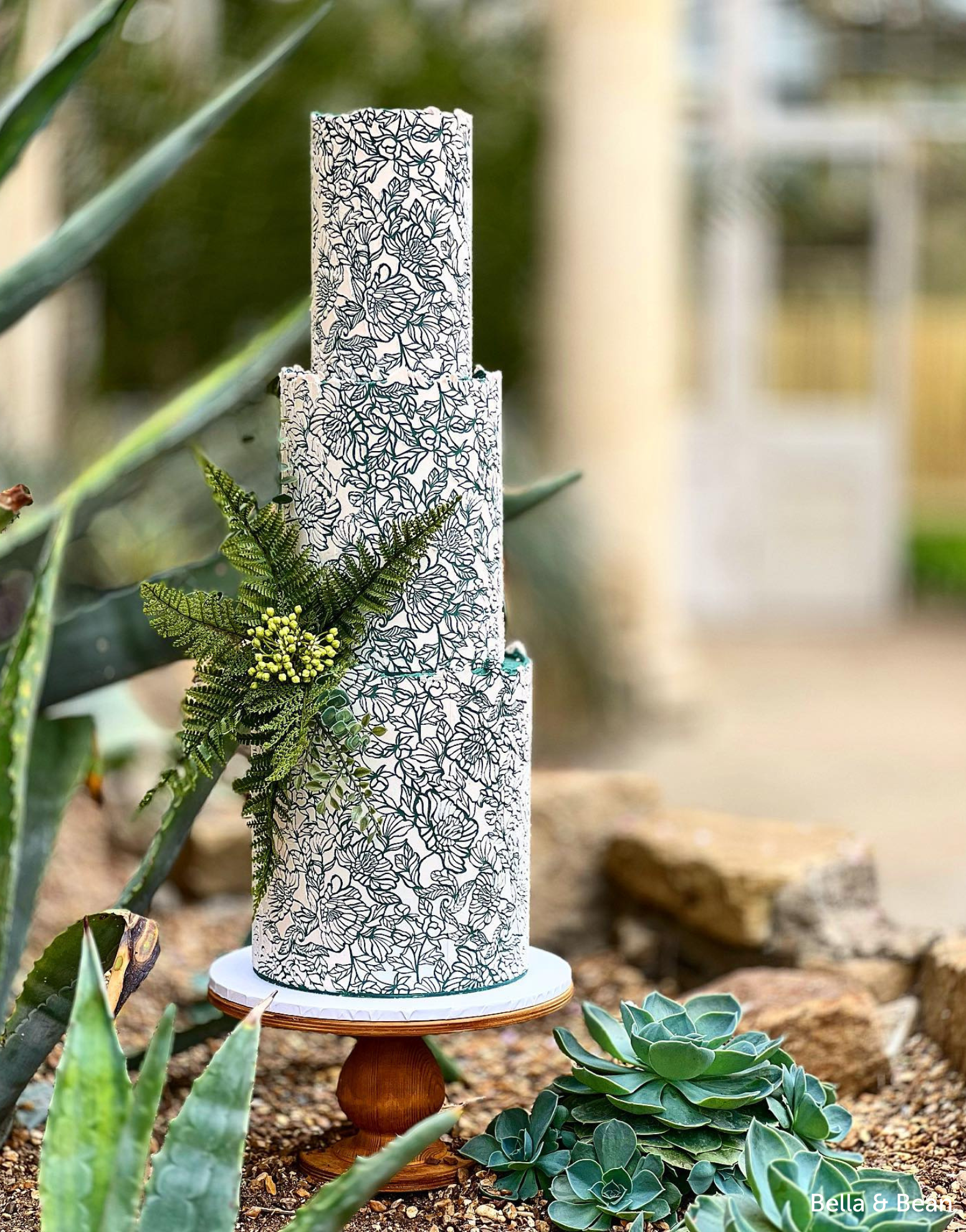 The Teardrop Scandinavian birch stand - Prop Options