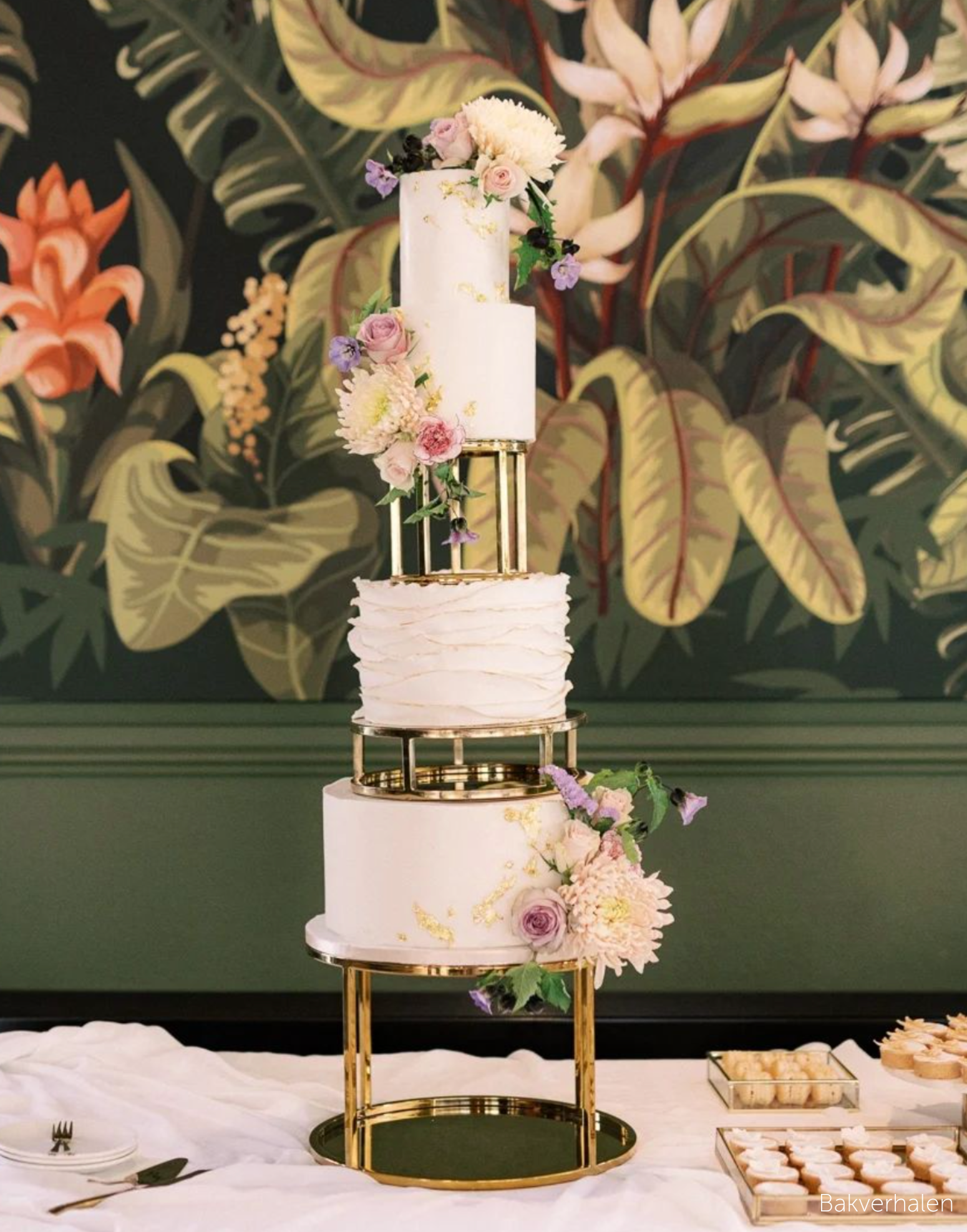 Shop The Look - A Golden Trio with Bakvehalen - Prop Options