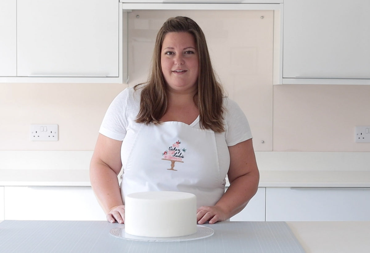 PropTV: How to Cover a Dummy Cake Using the Cake Compass – Prop Options
