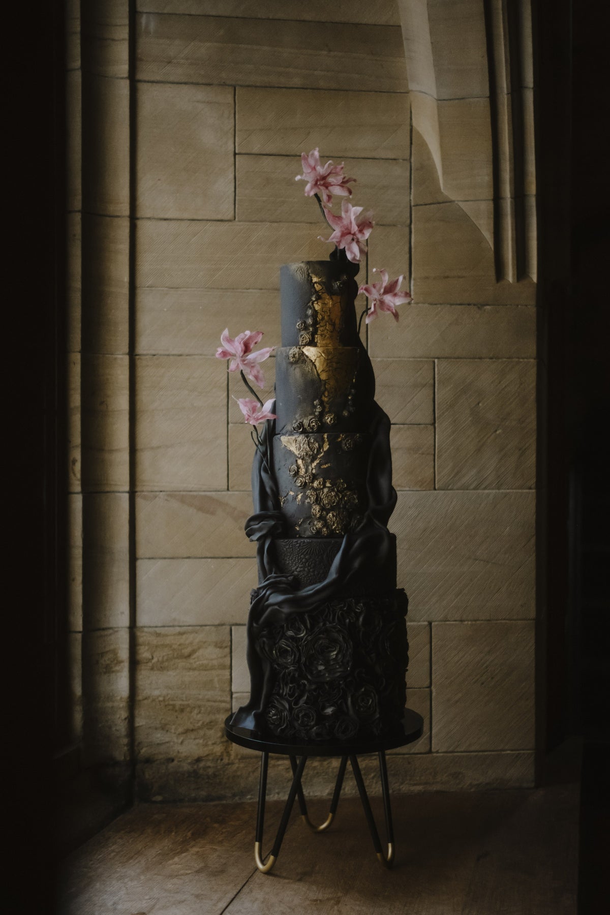 Shop The Look - Black and gold wedding cake by Wilde Cake Studio on a black Pinnacle hairpin cake stand - Prop Options